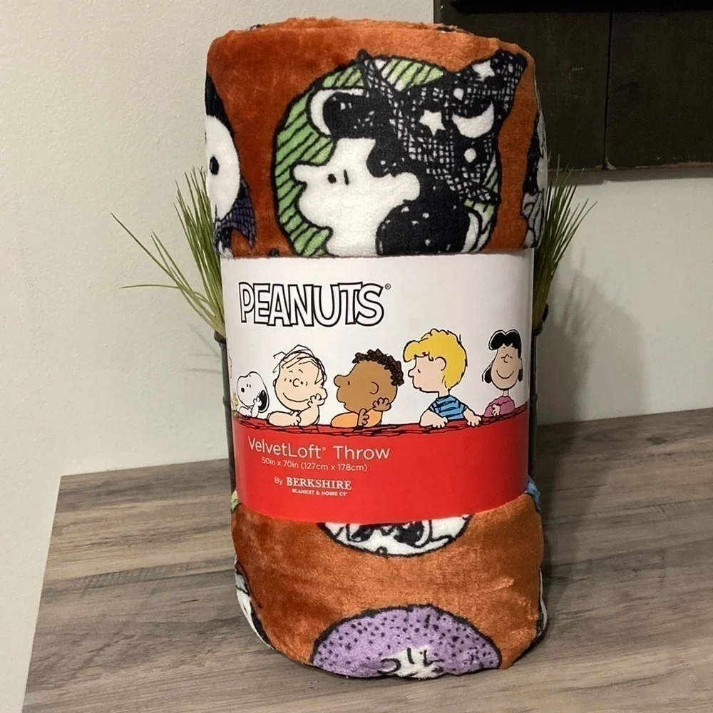 PEANUTS CHARACTERS HALLOWEEN CIRCLES  50 X 70 PLUSH THROW